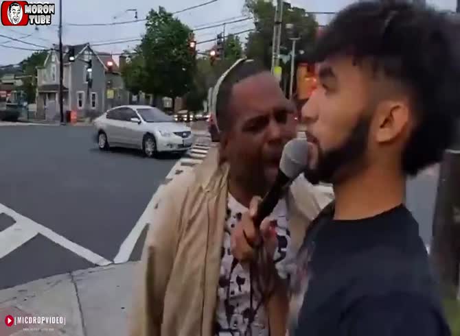 Video :A Muslim threatens a Christian preacher with a knife and ends up being arrested